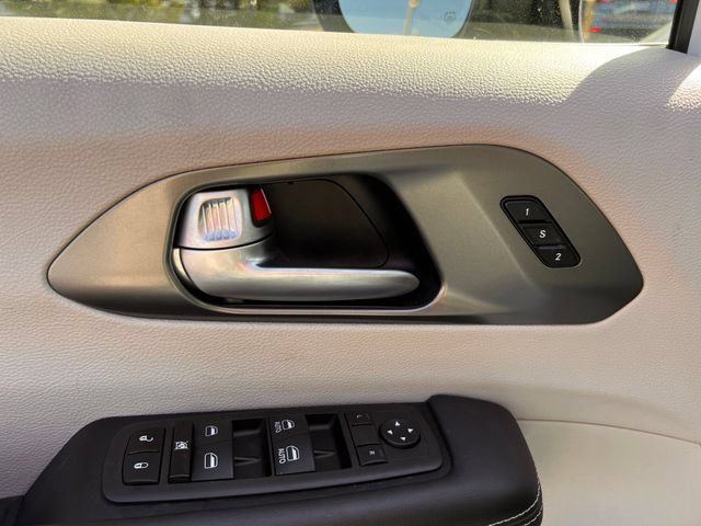 Used 2024 Chrysler Pacifica Limited FWD image 12
