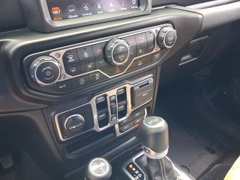 Used 2022 Jeep Wrangler Unlimited Sahara w/ Cold Weather Group AWD/4WD image 23