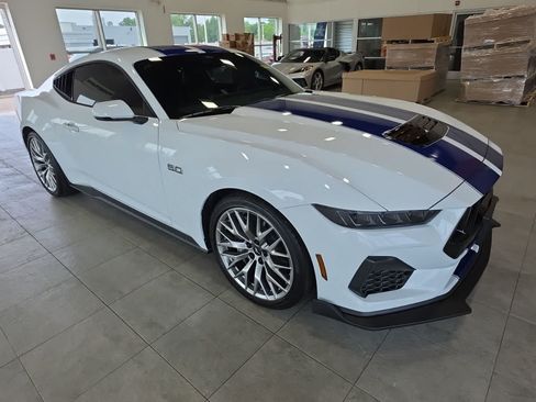 Used 2025 Ford Mustang GT Premium RWD image 5