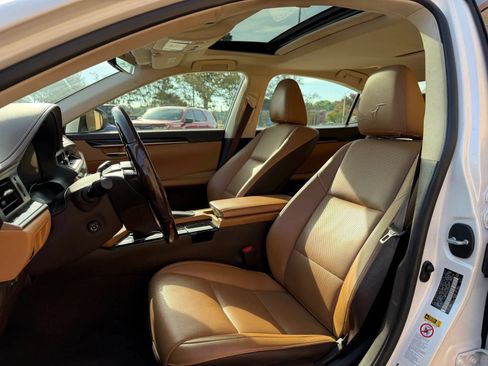 Used 2016 Lexus ES 350 w/ Premium Package w/Wood Trim FWD image 18