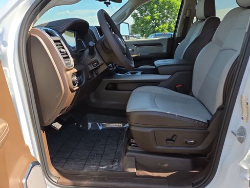 Used 2025 RAM 3500 Laramie AWD/4WD image 19