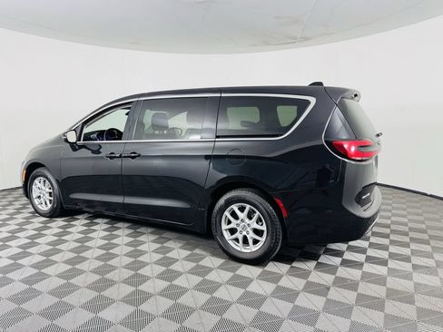 Used 2023 Chrysler Pacifica Touring-L FWD image 24