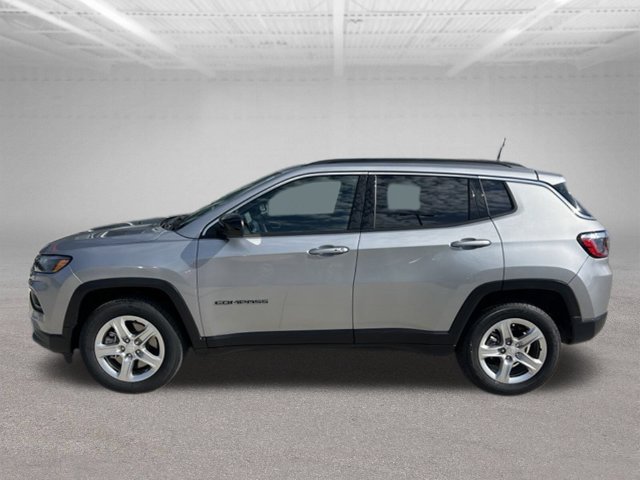 Used 2024 Jeep Compass Latitude w/ Convenience Group AWD/4WD image 3