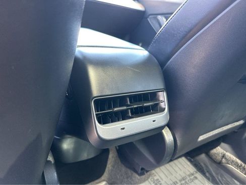 Used 2022 Tesla Model Y Long Range AWD/4WD image 17