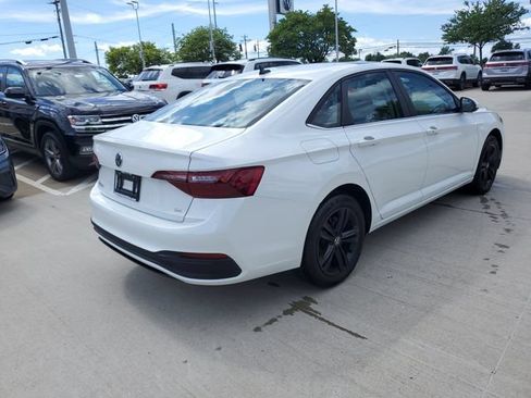 Certified 2024 Volkswagen Jetta SE w/ Panoramic Sunroof Package FWD image 4