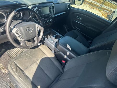 Used 2018 Nissan Titan SV w/ SV Convenience Package RWD image 21