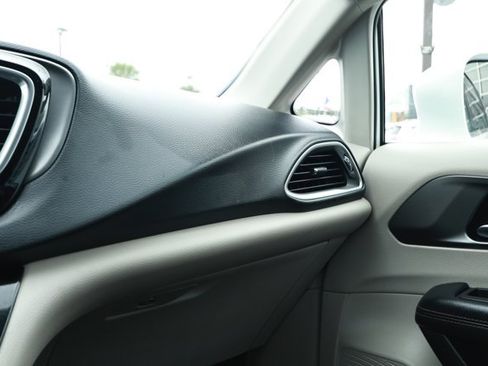 Used 2020 Chrysler Pacifica Touring-L FWD image 26