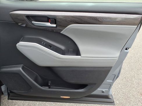 Used 2024 Toyota Highlander Platinum AWD/4WD image 17