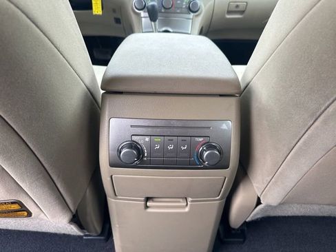 Used 2012 Toyota Highlander SE w/ Tech Pkg image 13