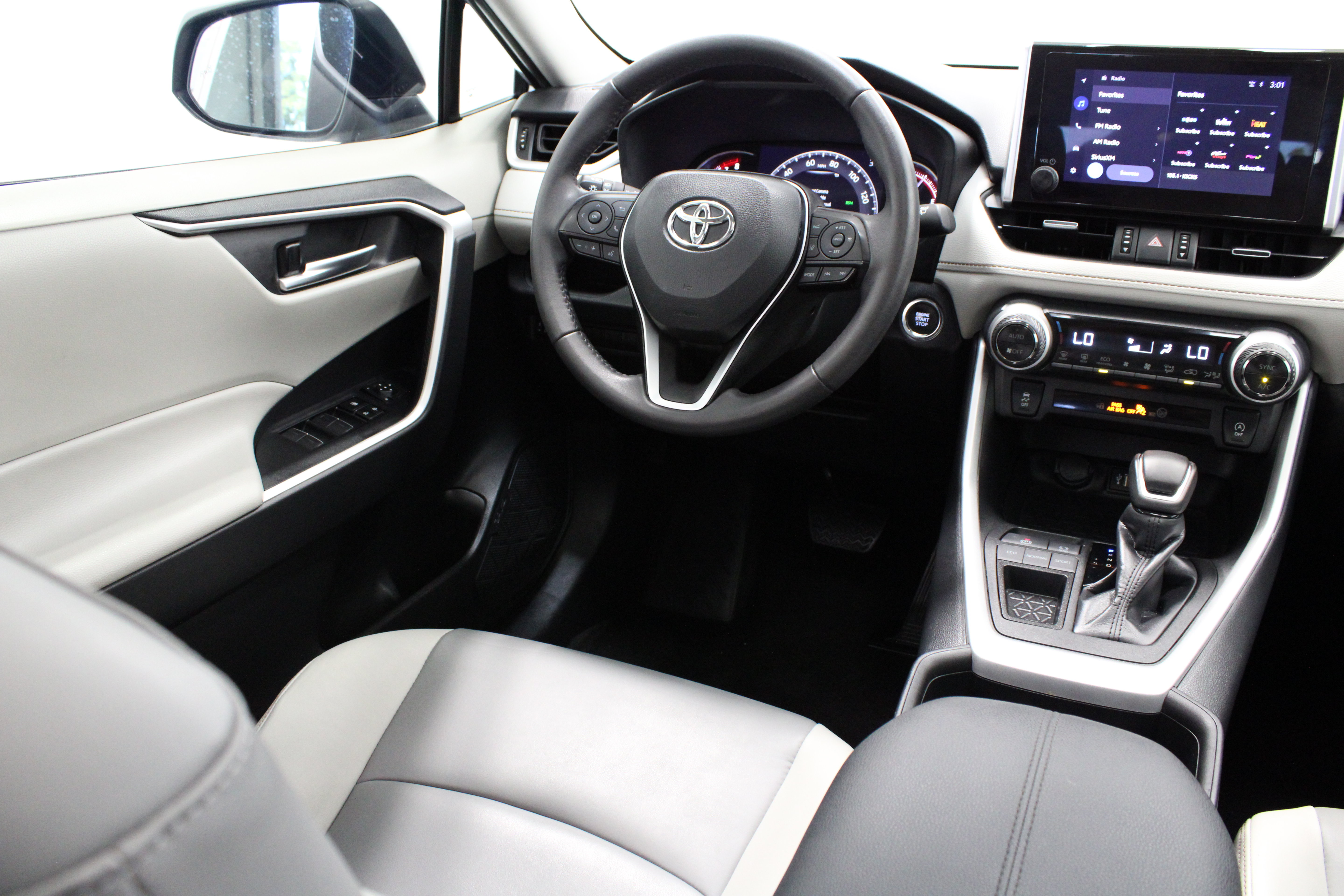 Used 2023 Toyota RAV4 XLE Premium FWD image 31