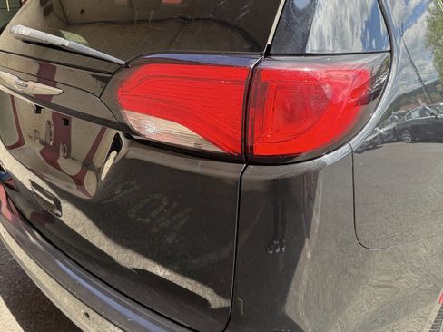Used 2018 Chrysler Pacifica Touring-L FWD image 15
