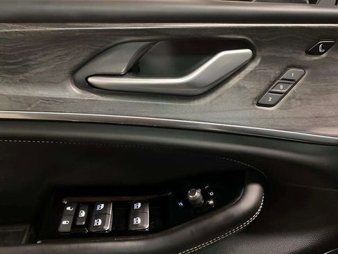 Used 2023 Jeep Grand Cherokee Overland w/ Luxury Tech Group IV image 33