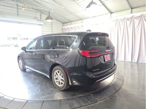 Used 2023 Chrysler Pacifica Touring-L image 8