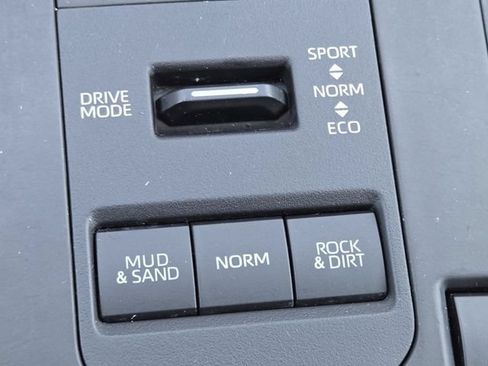 Used 2022 Toyota Highlander XLE AWD/4WD image 9