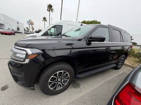 Used 2024 Ford Expedition XLT RWD image 3