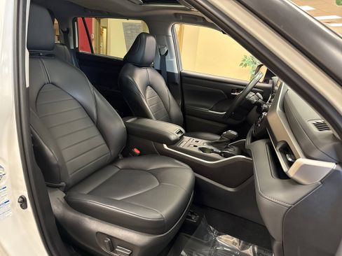 Used 2022 Toyota Highlander XLE image 17