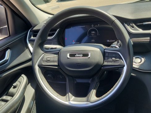 Used 2023 Jeep Grand Cherokee L Laredo image 16