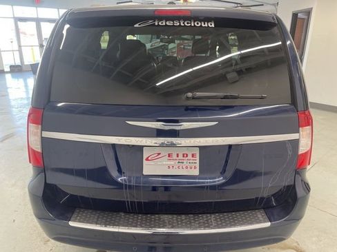 Used 2014 Chrysler Town & Country Touring-L w/ Driver Convenience Group image 9