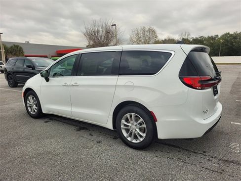 New 2026 Chrysler Pacifica Select image 9