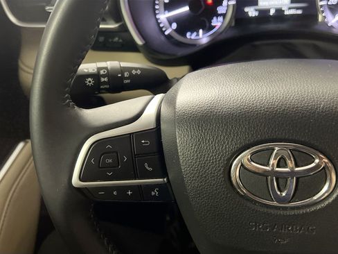 Used 2024 Toyota Highlander XLE FWD image 19