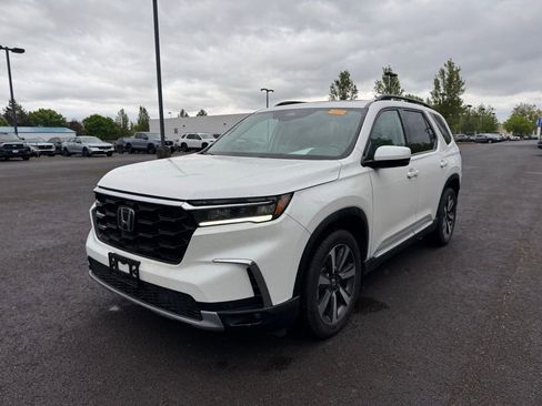 Used 2023 Honda Pilot Touring image 3