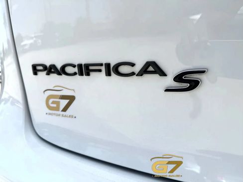 Used 2024 Chrysler Pacifica Limited FWD image 12