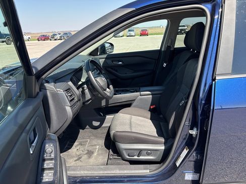 Used 2025 Nissan Rogue SV image 30