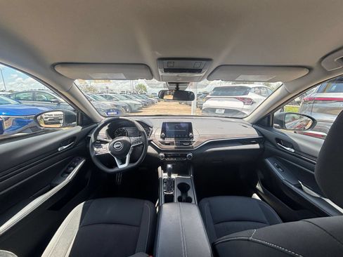 Used 2025 Nissan Altima 2.5 SV FWD image 32