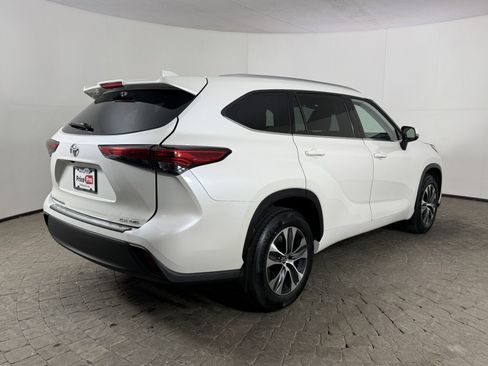 Used 2021 Toyota Highlander XLE AWD/4WD image 9
