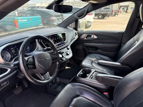 Used 2021 Chrysler Pacifica Touring-L w/ S Appearance Package AWD/4WD image 12