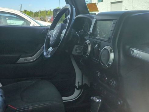 Used 2018 Jeep Wrangler Unlimited Sahara w/ Connectivity Group AWD/4WD image 11