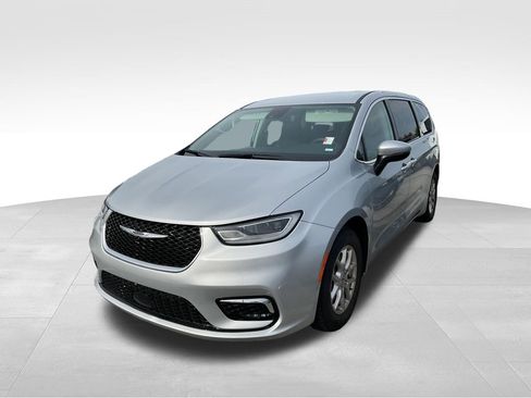 Used 2023 Chrysler Pacifica Touring-L image 4