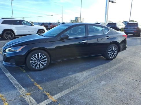 Used 2024 Nissan Altima 2.5 SV image 3