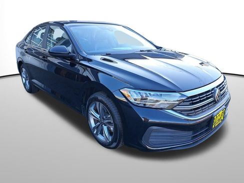 Used 2024 Volkswagen Jetta SE image 8