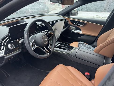 Used 2024 Mercedes-Benz E 350 4MATIC Sedan image 5
