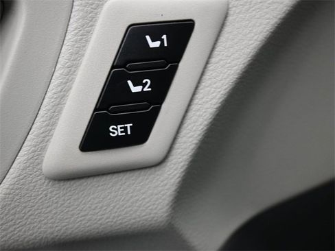 Used 2021 Toyota Sienna Limited image 21