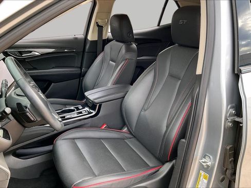 Used 2023 Buick Envision Essence w/ Sport Touring Package FWD image 9