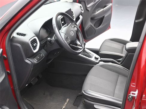 Used 2024 Hyundai Venue Limited image 5