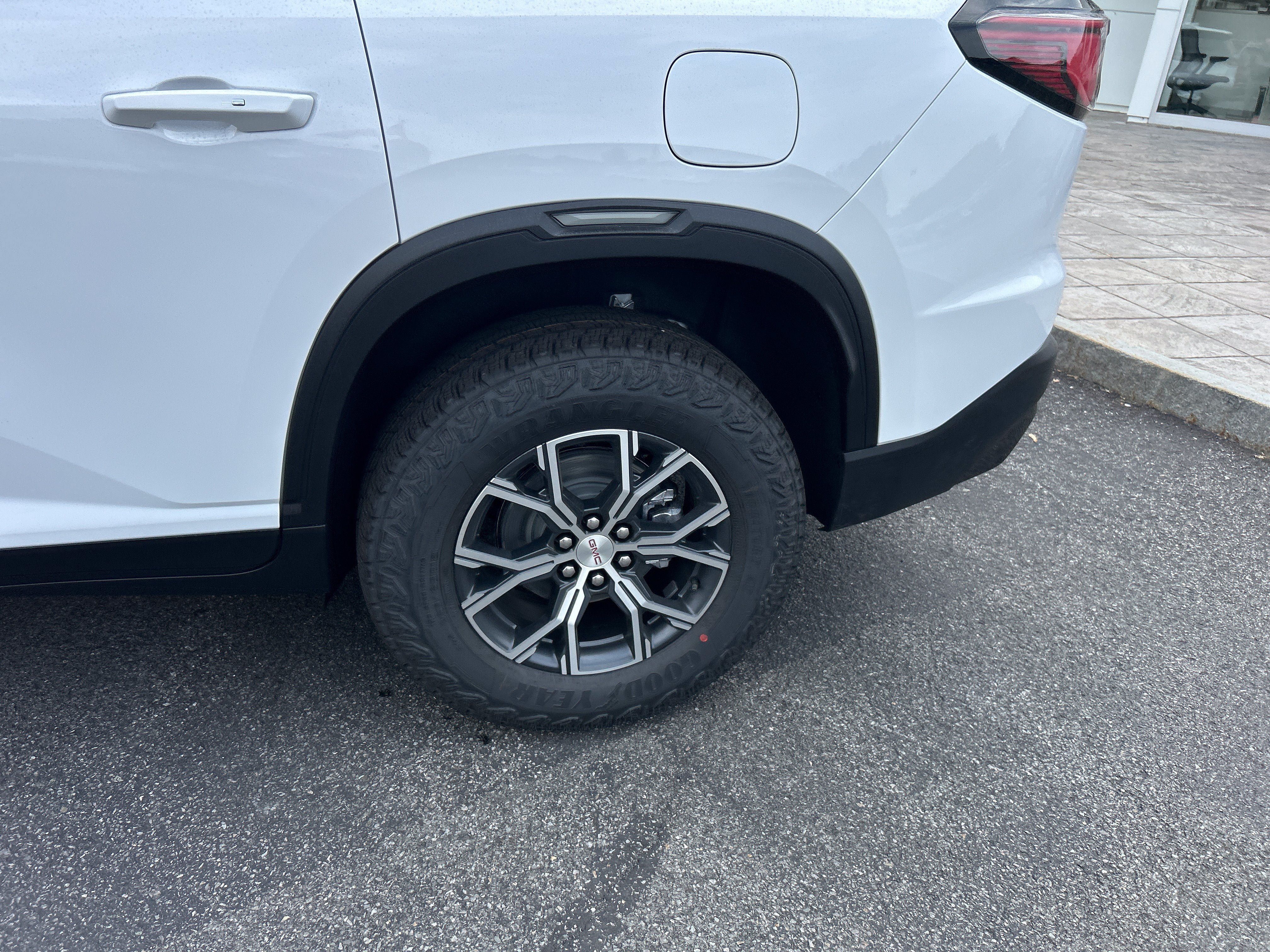 New 2026 GMC Acadia AT4 w/ Luxury Package AWD/4WD image 5