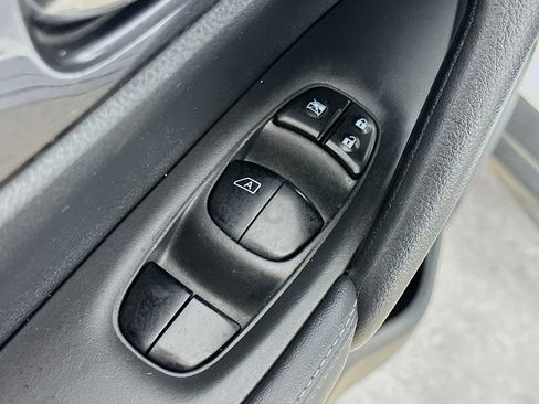 Used 2018 Nissan Rogue SV w/ Premium Package FWD image 20