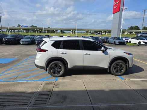 Used 2024 Nissan Rogue SV w/ SV Premium Package FWD image 10