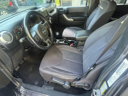 Used 2014 Jeep Wrangler Unlimited Sahara w/ Dual Top Group AWD/4WD image 17