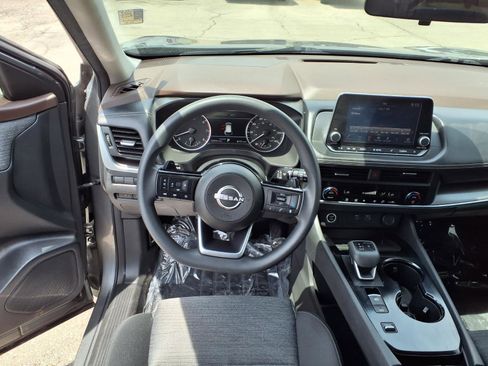 Used 2023 Nissan Rogue SV FWD image 3