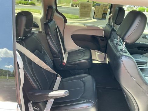 Used 2024 Chrysler Pacifica Touring-L FWD image 18