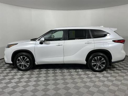 Used 2023 Toyota Highlander XLE AWD/4WD image 4