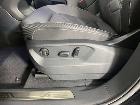 Certified 2025 Volkswagen Atlas Cross Sport SE image 19