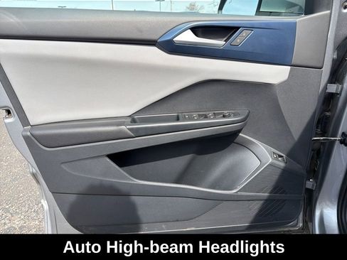 Used 2023 Volkswagen Taos SE w/ Panoramic Sunroof Package FWD image 12