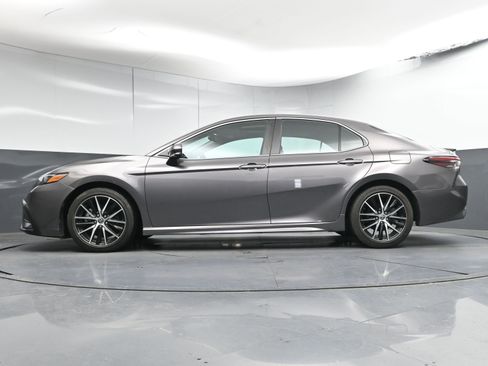 Used 2022 Toyota Camry SE image 29