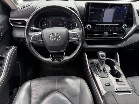 Used 2021 Toyota Highlander Platinum FWD image 12