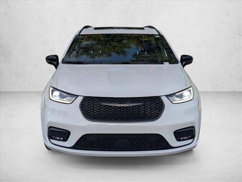 Used 2024 Chrysler Pacifica Limited w/ S Appearance Package FWD image 2